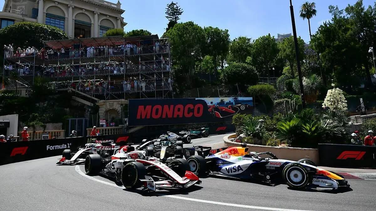 PADDOCK CLUB™ - PADDOCK CLUB™ TEAM EXPERIENCES - LEGEND - F1® GARAGE - 2027 SEASON 2